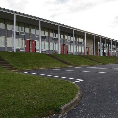 Red Carpet Inn & Suites New Cumberland Exteriör bild