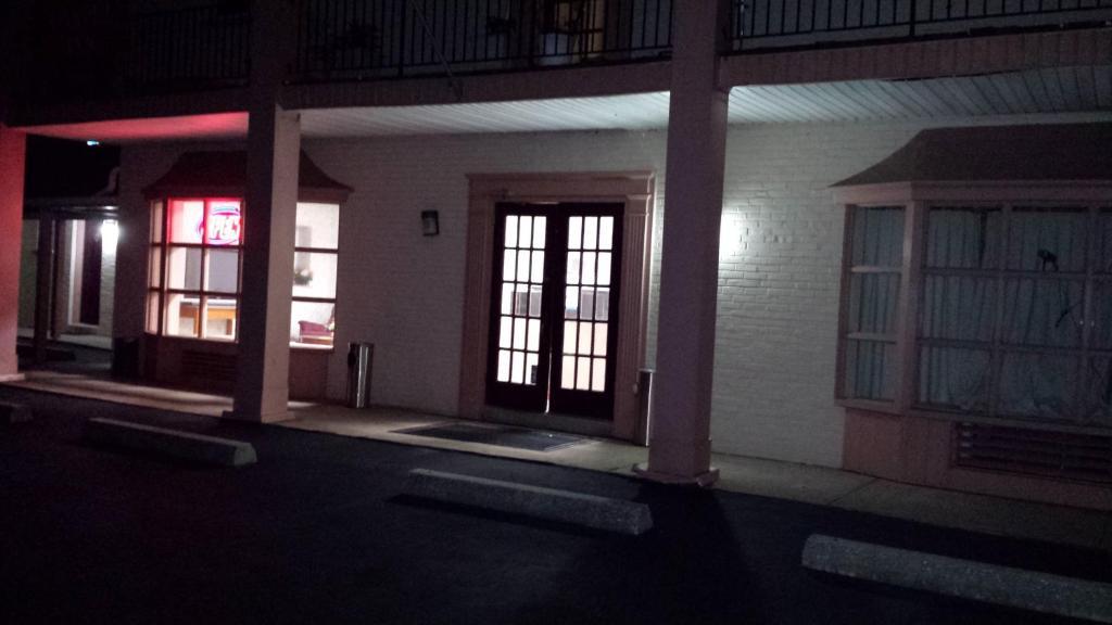 Red Carpet Inn & Suites New Cumberland Exteriör bild