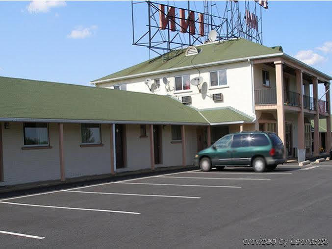 Red Carpet Inn & Suites New Cumberland Exteriör bild
